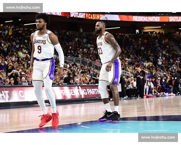 詹姆斯转发布朗尼扣篮训练：父子齐力见证成长！