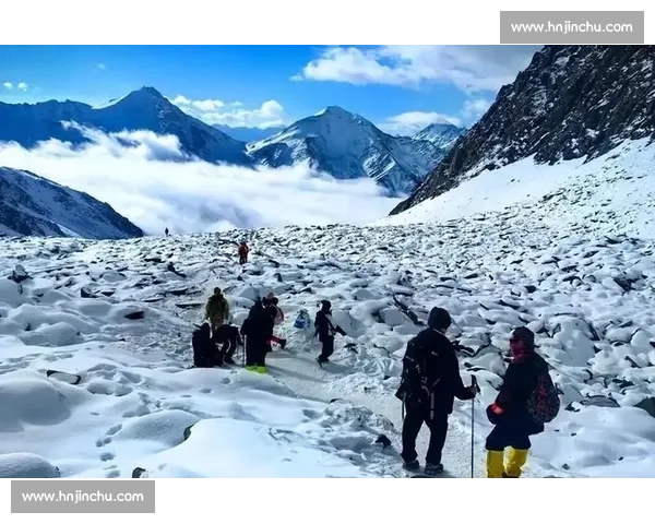 四姑娘山滑坠悲剧：16 岁少年未戴安全绳坠亡，航拍仅见雪地血迹